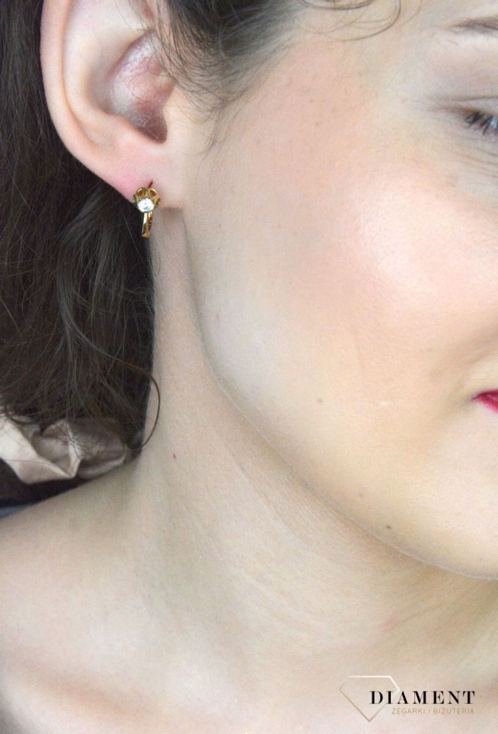 Złote kolczyki z cyrkonią próba 333 KL 4822 333. Złote kolczyki z cyrkonią o motywie kwiatu. Złoto i cyrkonia świetnie współgrają w takich wzorach. Stworzone z myślą o każdej kobieci2.jpg